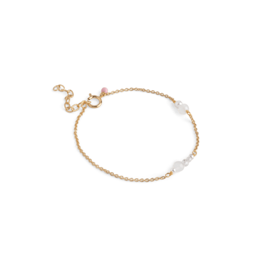 ENAMEL Copenhagen Sofia armbånd med perler i forgyldt sterling sølv med fine hvide perledetaljer
